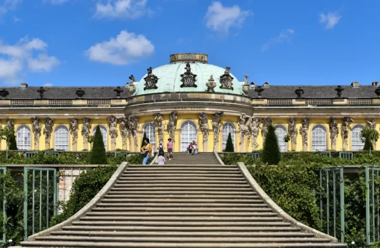 Einfach Verbeamtet: Besoldung Brandenburg 2025–2028: Die Einigung vom 1. Juli 2026 zu Anpassung, Nachzahlungen und Arbeitszeit
